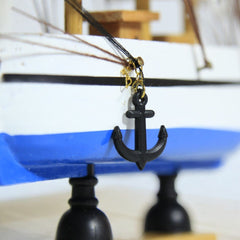 Barco Veleiro de Madeira em Miniatura - 20cm