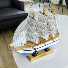 Barco Veleiro de Madeira em Miniatura - 20cm