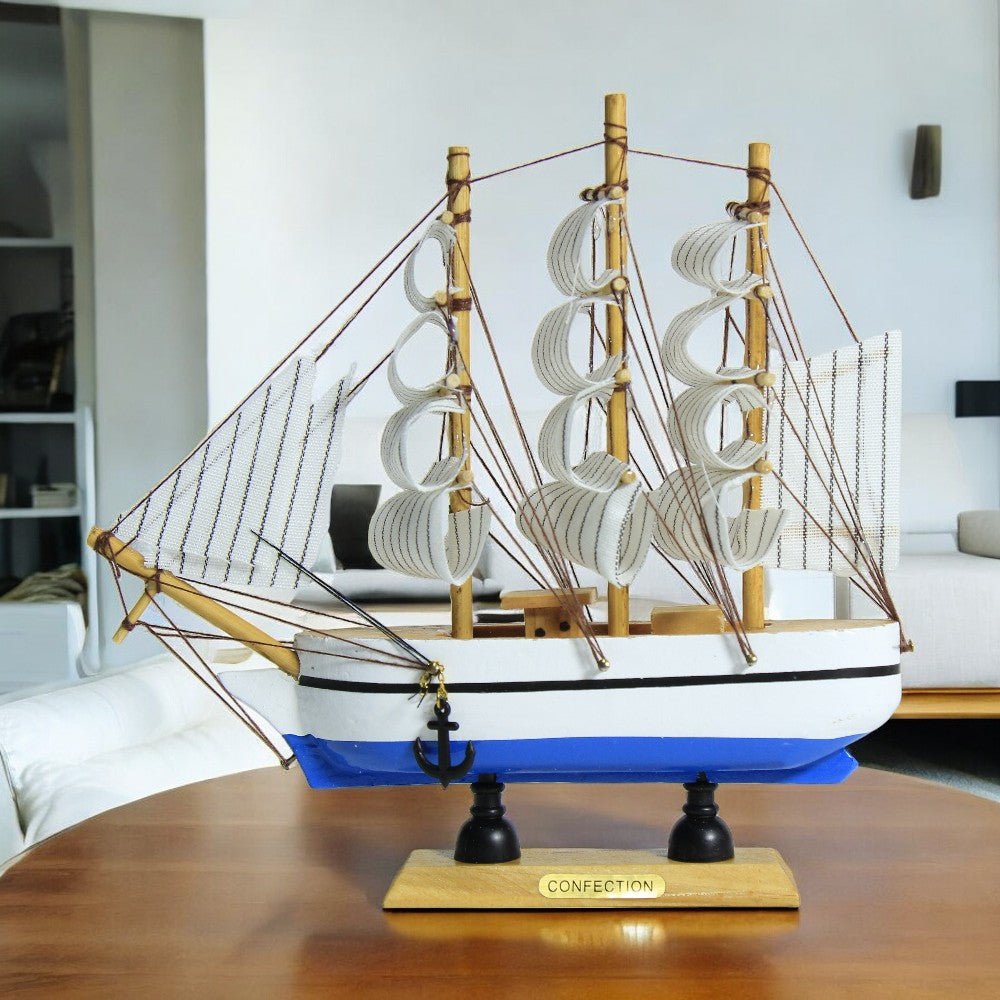 Barco Veleiro de Madeira em Miniatura - 20cm