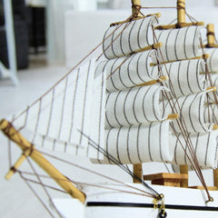 Barco Veleiro de Madeira em Miniatura - 20cm