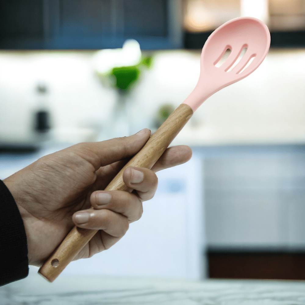 Colher de Silicone Vazada com Cabo de Madeira - Rosa - Utensílio de Cozinha VDH03688